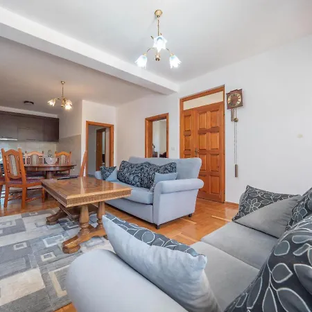 Family Retreat Bozovic Daire Budva
